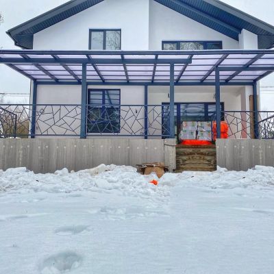Закрытый навес дома