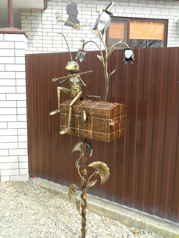 Кованая  металлическая фигура кузнечик на сундуке